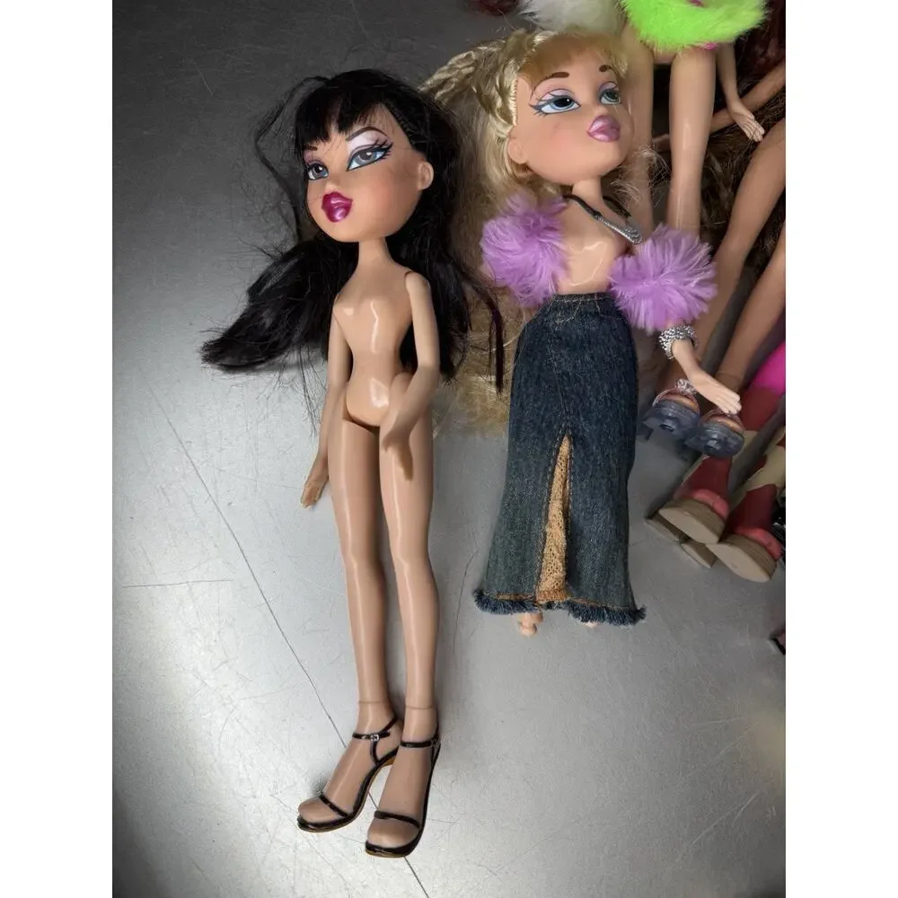 Vintage Y2K Bratz Dolls Lot Of 10 W/ Outfits & Accessory Lot Incl. Purses Hats